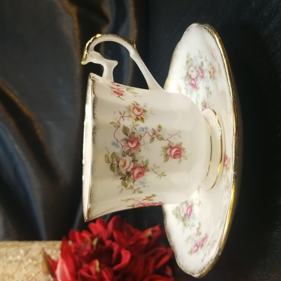Elizabethan Fine Bone China Rosamund Cup & Saucer - Picture 10 of 13